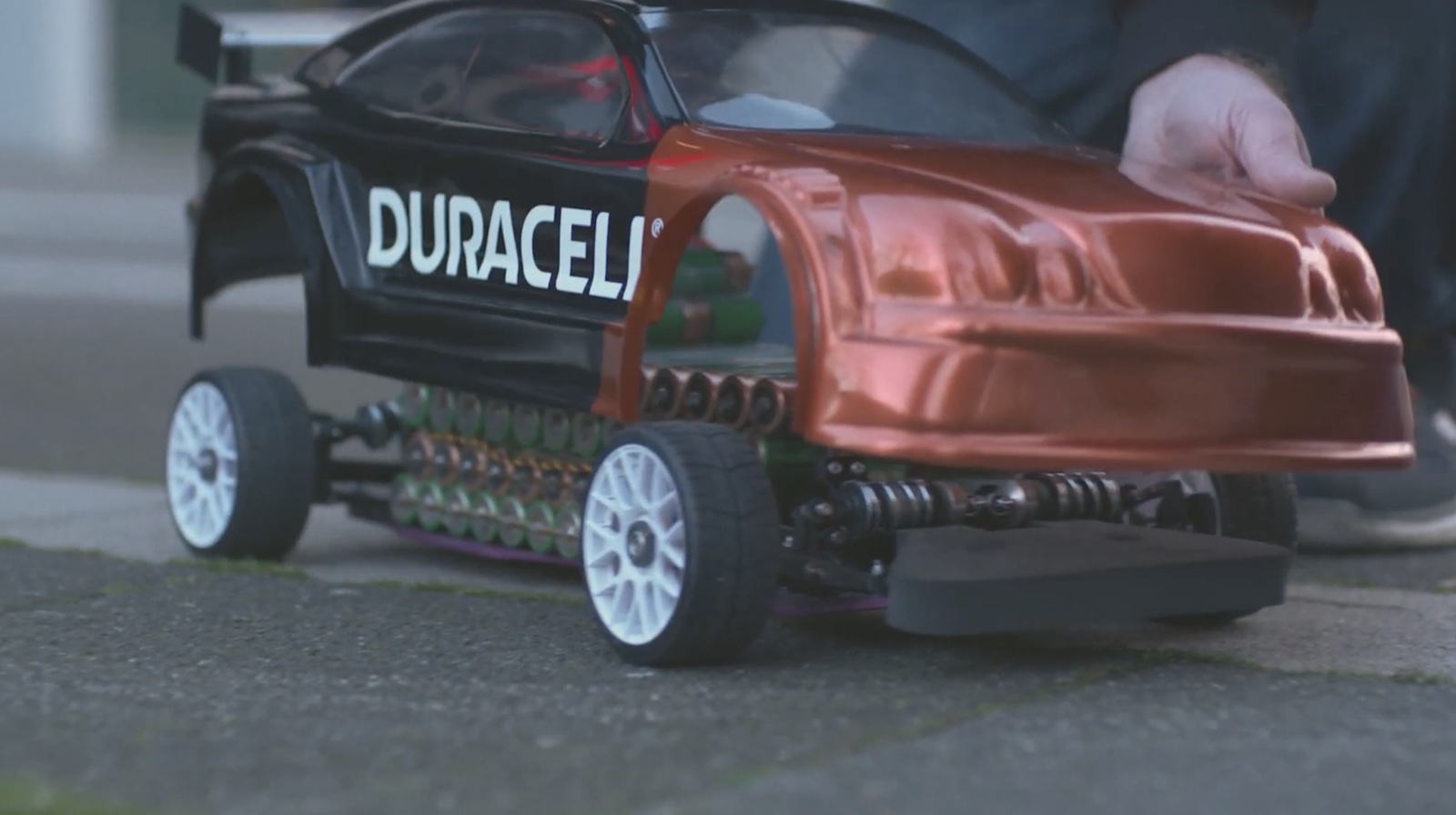 Batteriebetriebenes Duracell-Modellauto der Kampagne #Achievements